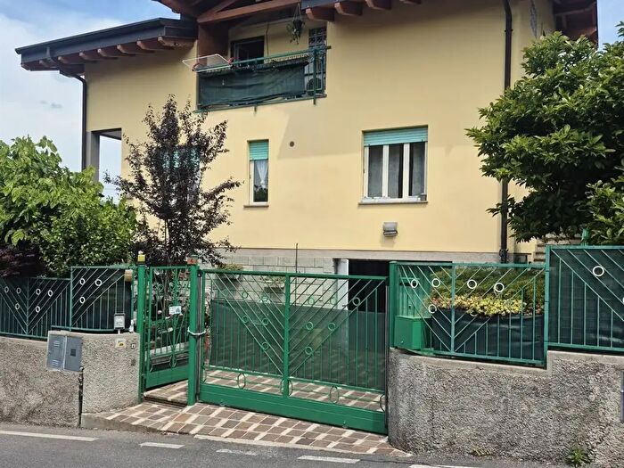 Casa con 6 locali in vendita in Strada Vecchia, Villa DAdda