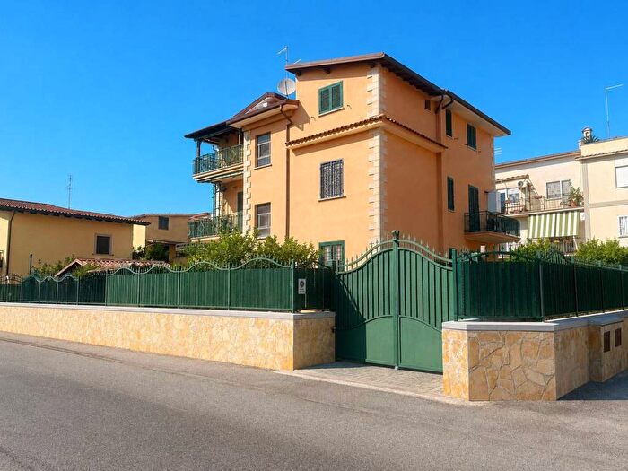 Appartamento trilocale in affitto in Via Casale Santarelli, Morena, Roma