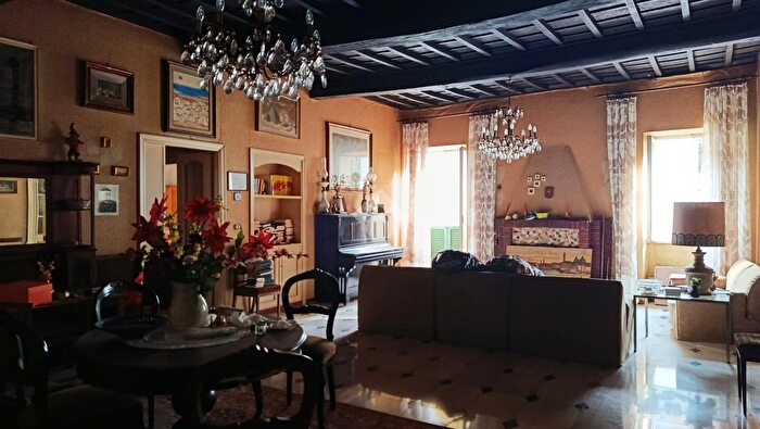 Appartamento con 8 locali in vendita in Via Roma, Alatri