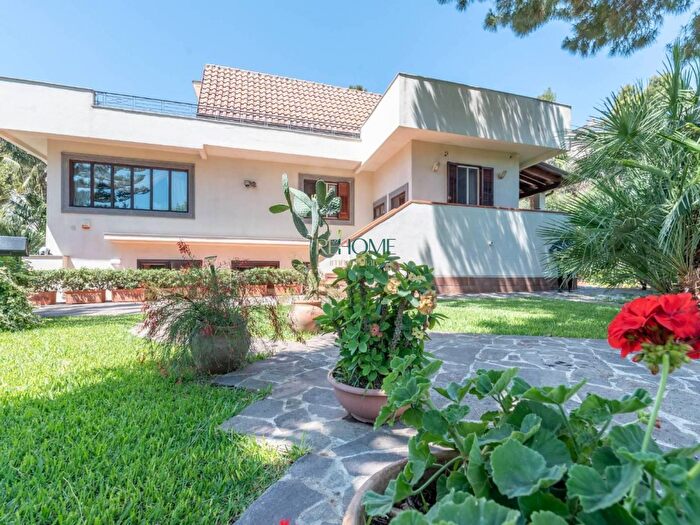 Casa con 10 locali in vendita in Viale Regione Siciliana Nord Ovest, Palermo