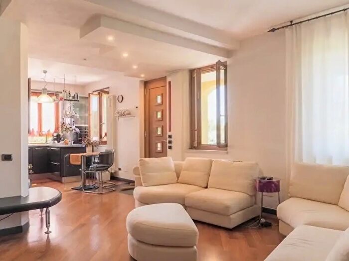Casa con 8 locali in vendita in Sarzana