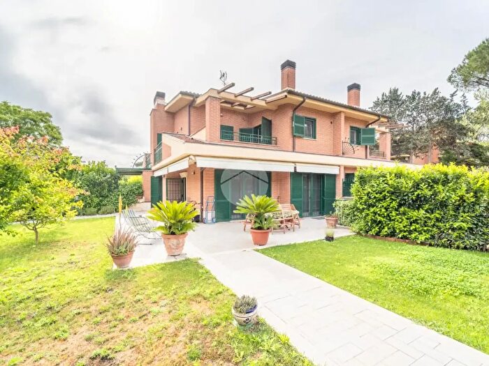 Casa con 6 locali in vendita in Via Irsina, Roma