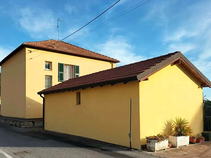 Casa con 9 locali in vendita in Andora