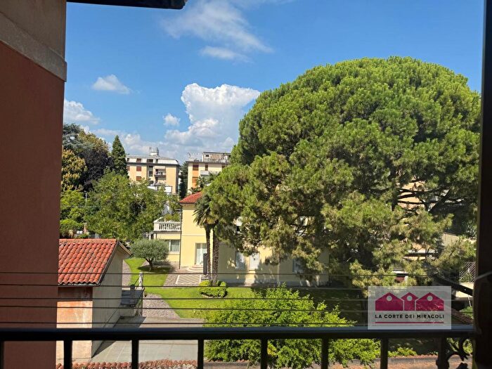 Appartamento con 8 locali in vendita in Via Fratelli Albanese, Vicenza