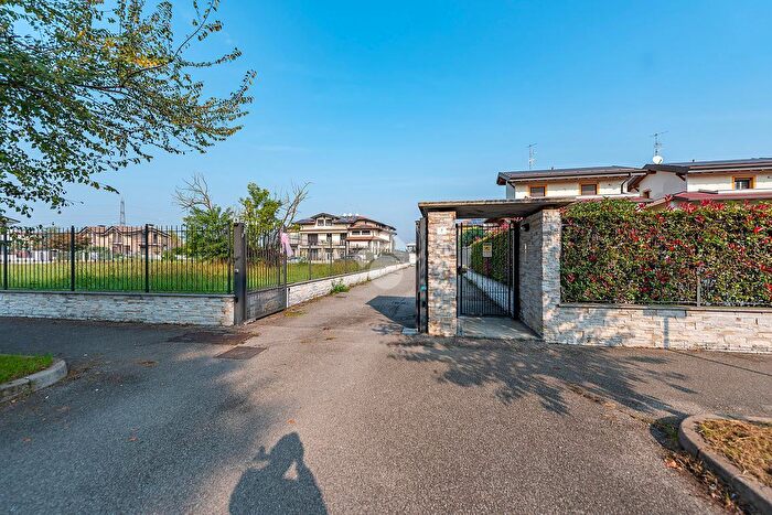 Casa con 5 locali in vendita in Via Brambilla Il Giovane, Lainate