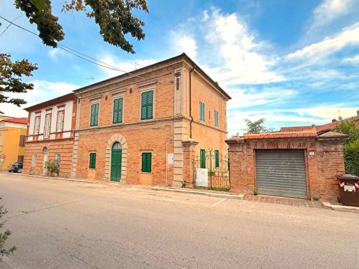 Casa con 6 locali in vendita in Viale Edmondo De Amicis, Colmurano