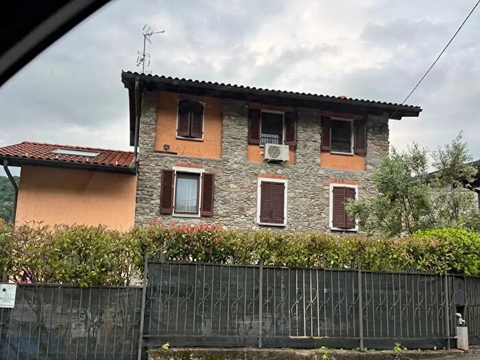 Casa quadrilocale in vendita in Cremenaga