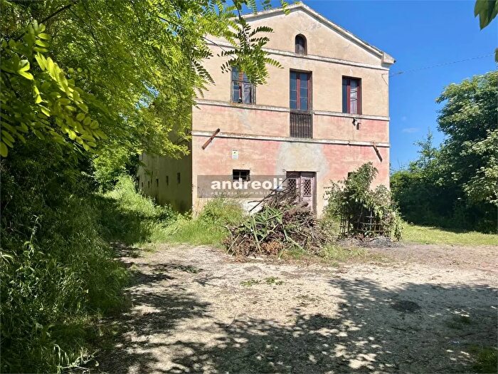 Casa con 6 locali in vendita in Jesi