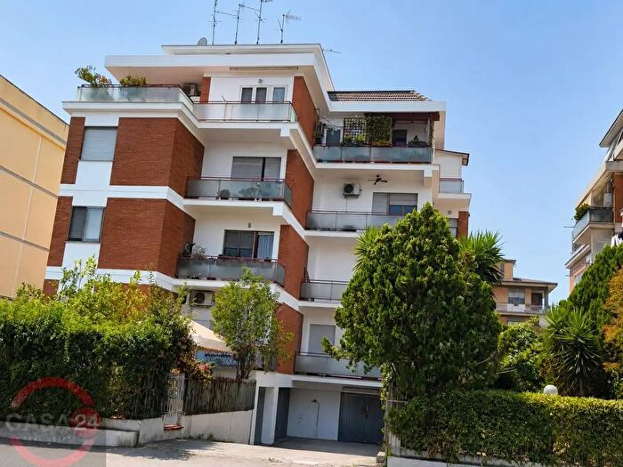 Appartamento con 5 locali in vendita in Via Villafranca, Latina