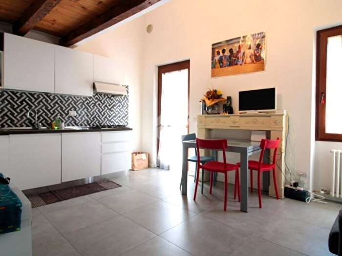 Appartamento trilocale in affitto in Via Mazza, Veronetta, Verona
