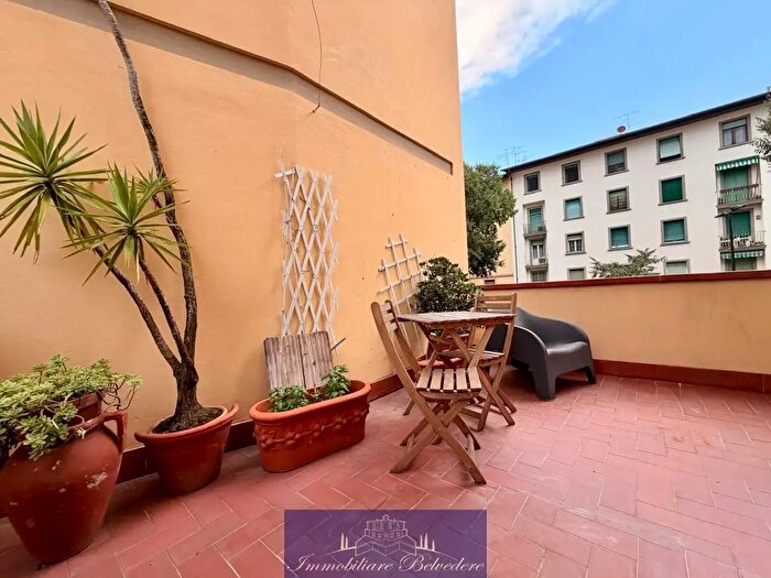 Appartamento con 5 locali in vendita in Viale Edmondo De Amicis, Firenze