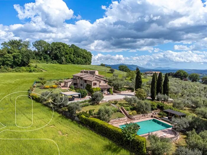 Casa con 10 locali in vendita in Colleressa, Todi