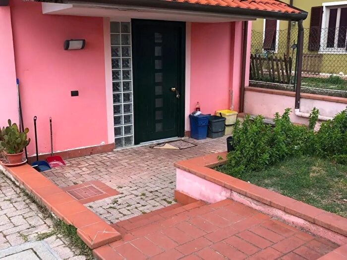Casa quadrilocale in vendita in Carrara