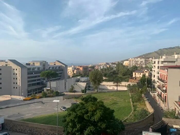 Appartamento trilocale in vendita in Via Cardinale Portanova, Reggio Calabria