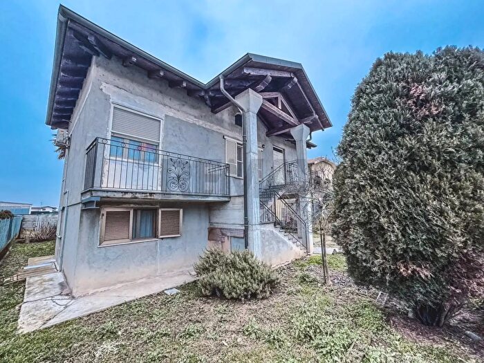 Casa con 6 locali in vendita in Via Pascoli, Robbio