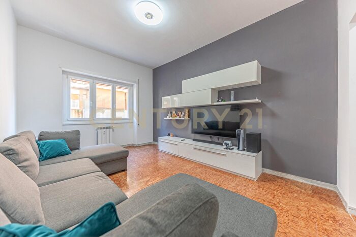 Appartamento trilocale in vendita in Via Luigi Rava, Roma