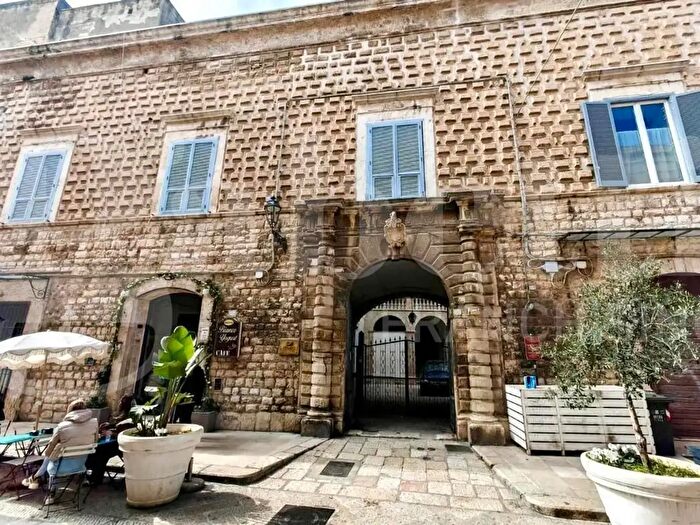 Appartamento con 10 locali in vendita in Via Ognissanti, Trani