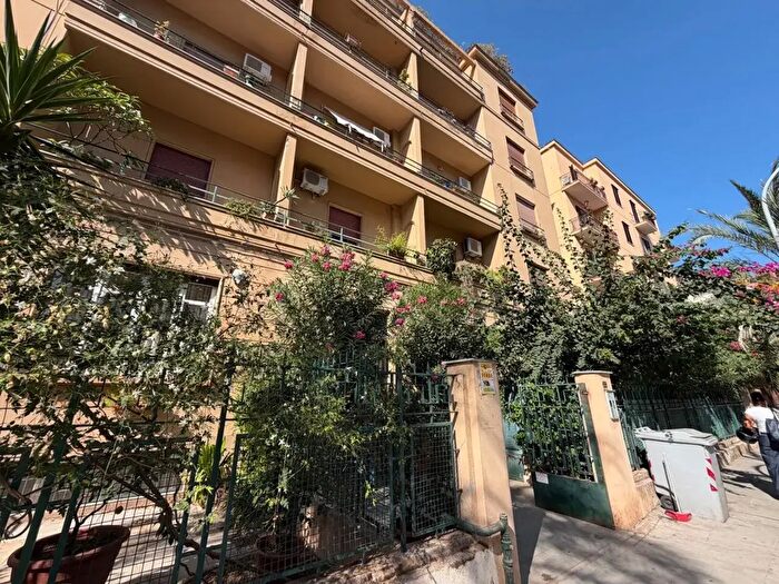 Appartamento con 7 locali in vendita in Viale Regina Margherita, Palermo
