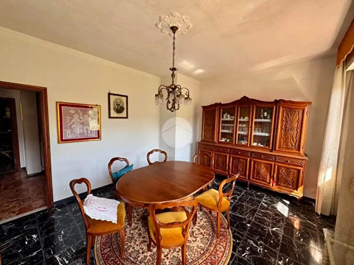 Appartamento con 6 locali in vendita in Via Giovanni XXIII, Castiglione Chiavarese