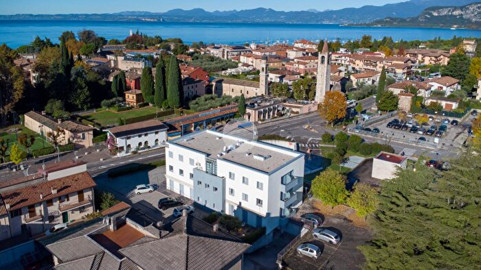 Appartamento trilocale in vendita in Via Marconi, Bardolino