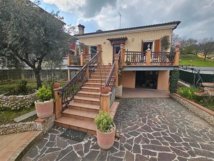 Casa con 5 locali in vendita in San Severino Marche