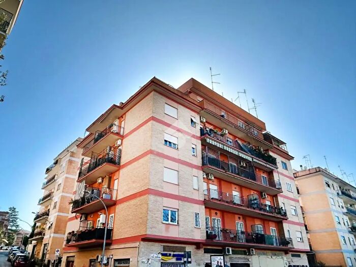 Appartamento trilocale in vendita in Via Federico Tozzi, Roma