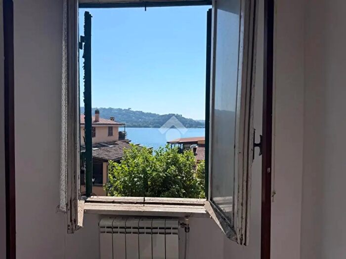 Appartamento trilocale in vendita in Viale Giuseppe Garibaldi, Trevignano Romano