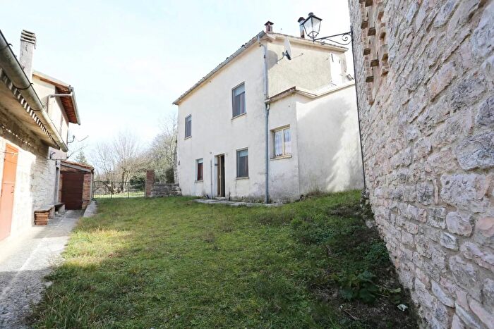 Casa con 5 locali in vendita in Frazione Cupo Vallina Fabriano, Fabriano
