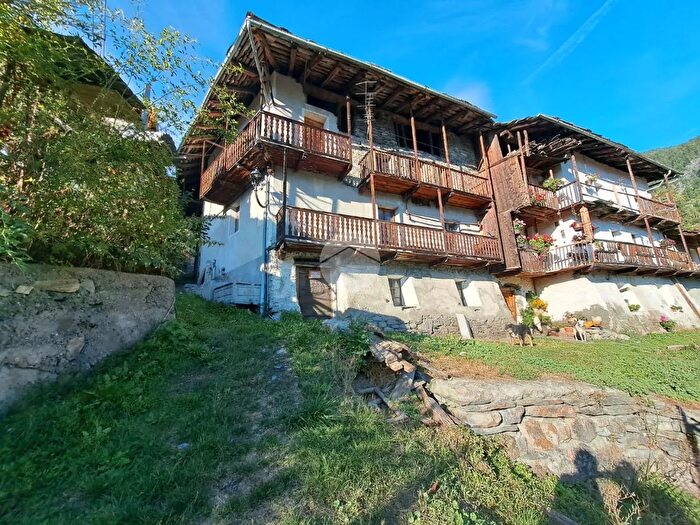 Casa con 14 locali in vendita in Frazione Arbetey, La Salle