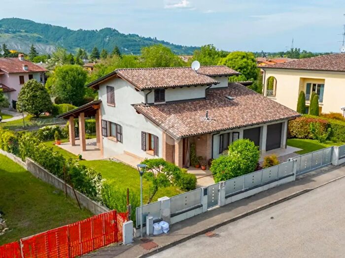 Casa con 5 locali in vendita in Via Beatrice da Lorena, Canossa