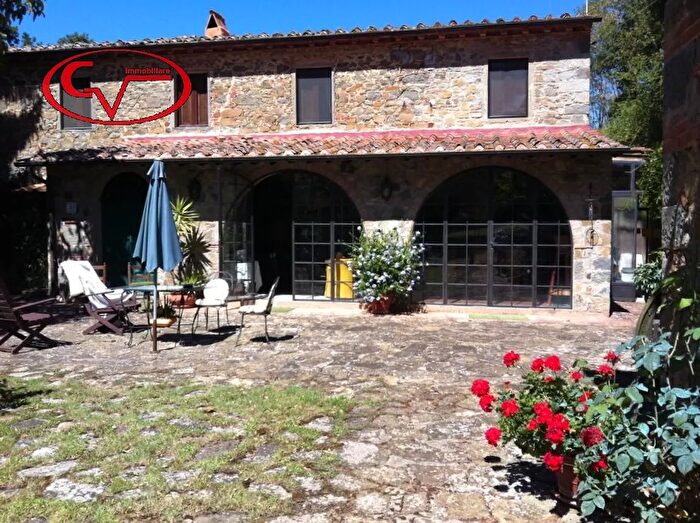Casa con 15 locali in vendita in Montevarchi