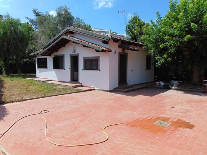 Casa trilocale in affitto in Via Lisippo, Axa, Roma