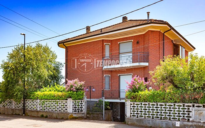 Casa con 8 locali in vendita in Via Lunga, Villastellone