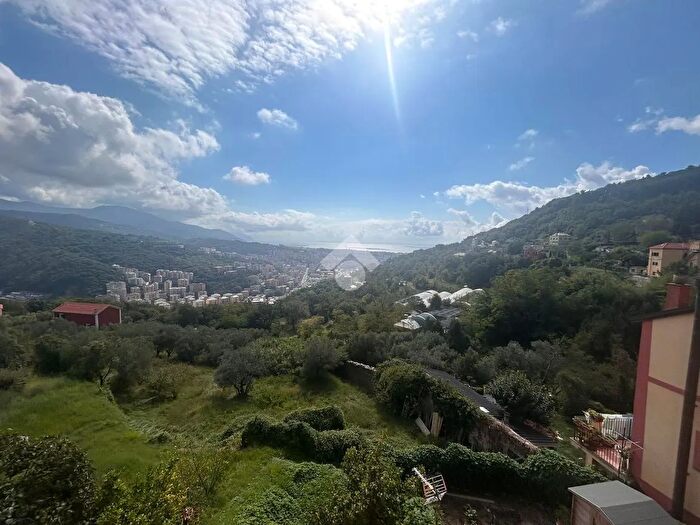 Appartamento trilocale in vendita in Via Cima di S Pantaleo, Genova