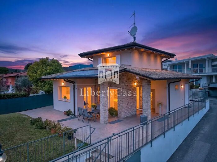 Casa quadrilocale in vendita in Via Umberto Zerneri, San Felice Del Benaco