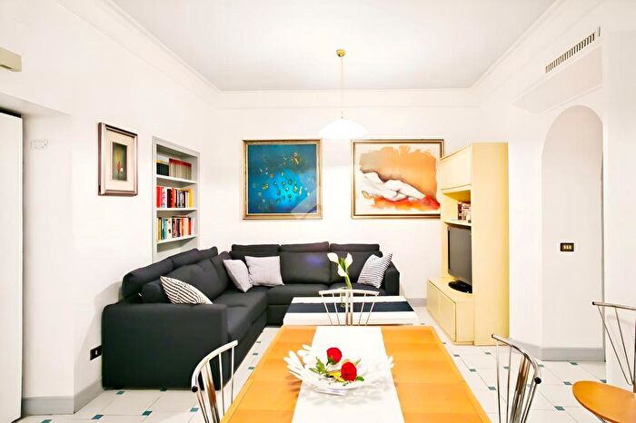 Appartamento trilocale in vendita in Via Sicilia, Roma