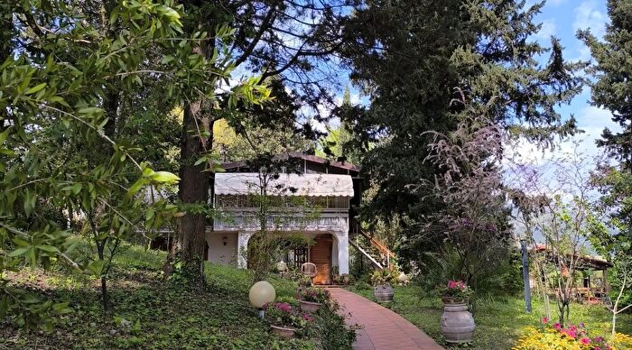 Casa con 8 locali in vendita in Via Moisè Cecconi Le Sacca Prato Toscana Italia, Prato