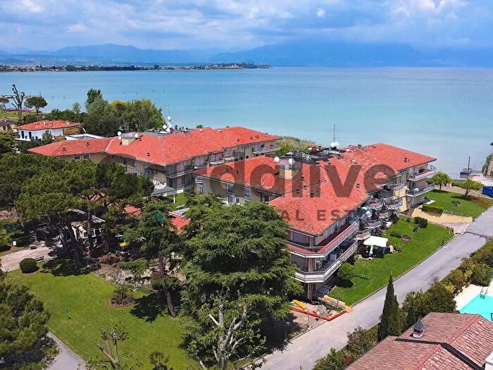 Appartamento trilocale in vendita in Via Verona, Sirmione