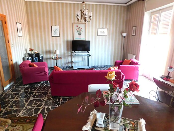 Appartamento con 6 locali in affitto in Via Umberto Giordano, Ragusa