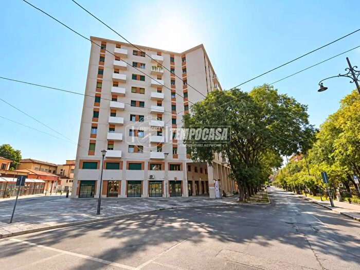 Appartamento quadrilocale in vendita in Piazza Dante Alighieri, Modena