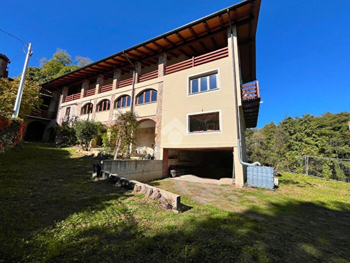 Casa con 6 locali in vendita in Via Chiartano, Val di Chy