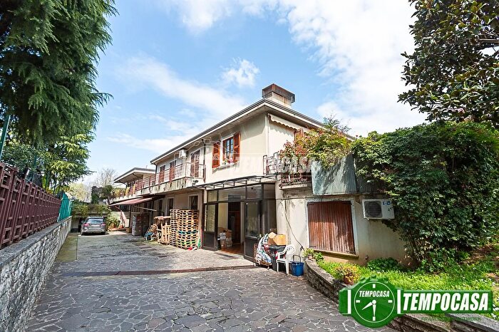 Appartamento con 10 locali in vendita in Viale Valtenesi, Nuvolera