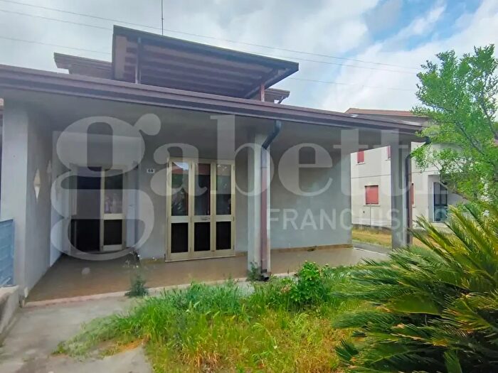 Casa con 7 locali in vendita in Porto Viro