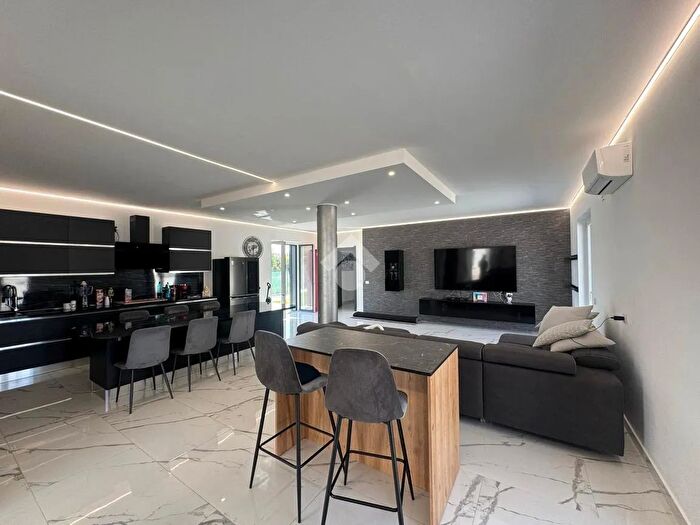 Casa quadrilocale in vendita in Via Martiri della Libertà, Suno