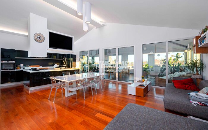 Appartamento con 5 locali in vendita in Via Amendola, Reggio Emilia