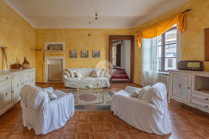 Casa con 12 locali in vendita in Via Novembre, Castagnole Delle Lanze