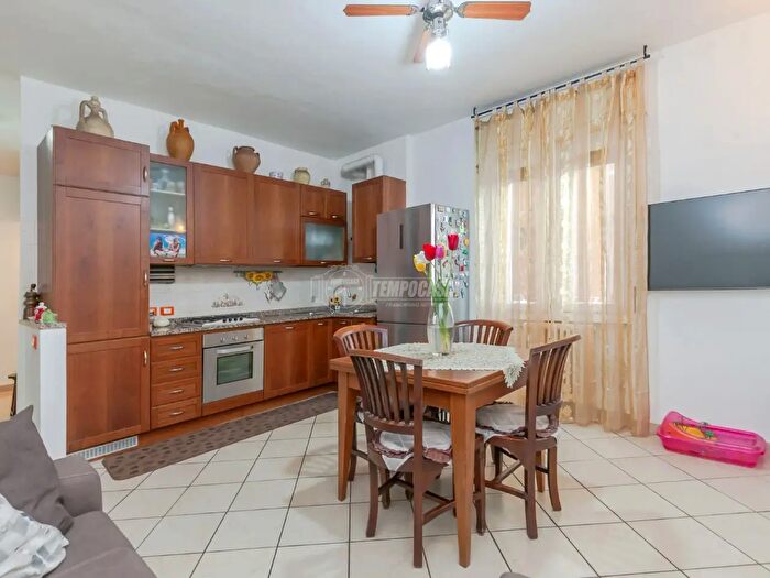 Appartamento trilocale in vendita in Via Luino, Bollate