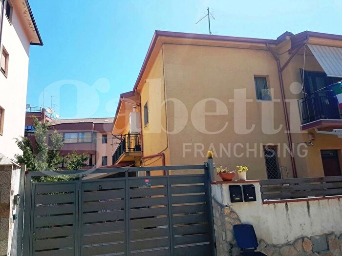 Appartamento trilocale in affitto in Traversa ° Giorgio De Chirico, Saporito, Rende