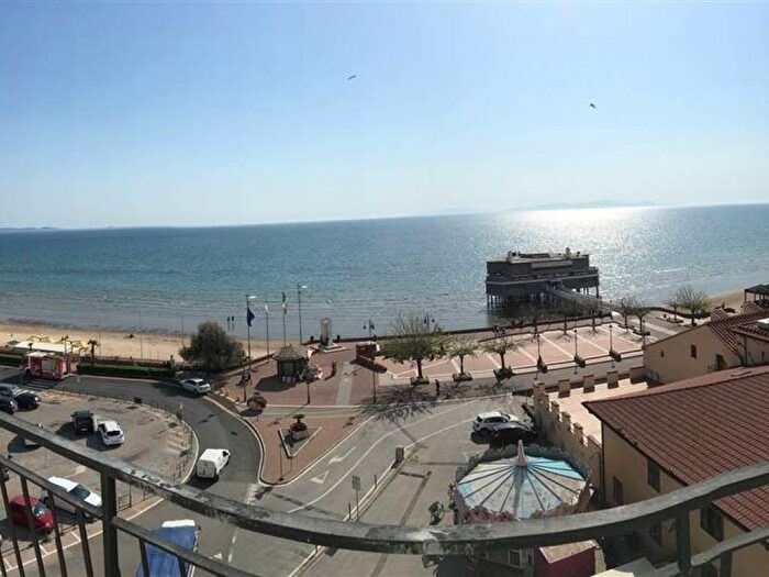 Appartamento trilocale in affitto in Centro, Follonica