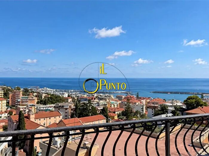 Appartamento trilocale in vendita in Via Borea, Sanremo